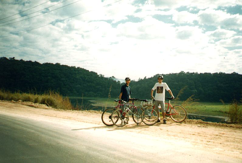 João Carlos e Rogério com suas bicicletas na Estrada dos Romeiros, em 1996