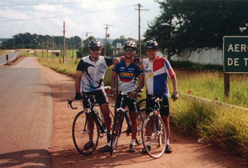Bill, João e Rogério pedalando 150 km em um dia